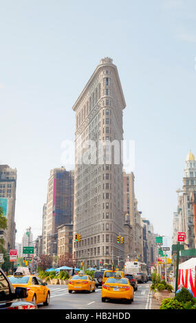 Les taxis jaunes à la 5ème Avenue à New York City Banque D'Images