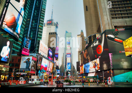 Times Square avec les gens le matin Banque D'Images