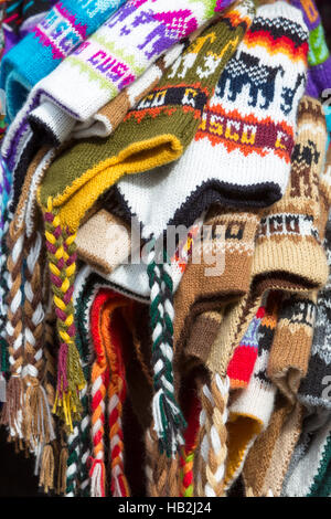 Groupe de Péruviens colorés pour la neige sale, étendu sur le sol à l'art et marché artisanal à Cusco. Pérou Banque D'Images