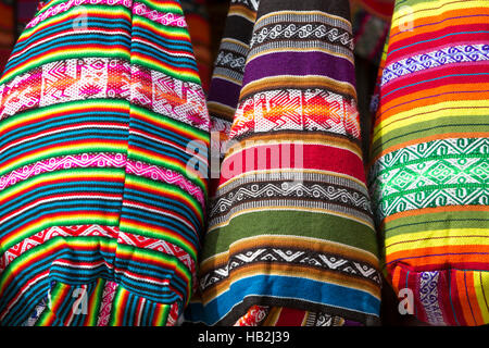 Sac fait main en laine de couleur pour vente à l'marché artisanal à Cusco. Pérou Banque D'Images