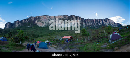 Camping sur la façon de Roraima tepui, Gran Sabana, Venezuela Banque D'Images