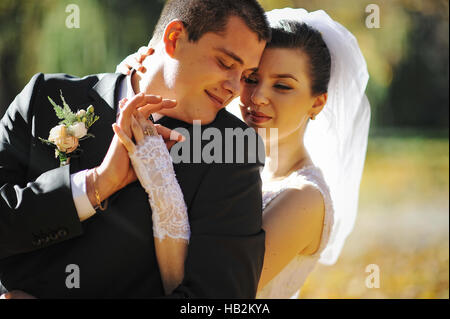 Couple de mariage rougeoyant embrasser close up Banque D'Images