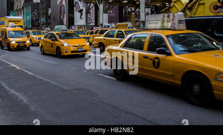 Les taxis jaunes de New York City pendant les heures de pointe. Banque D'Images