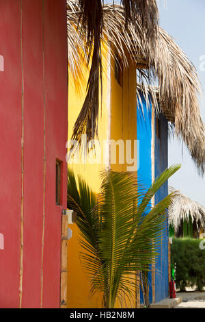 Détail de maisons en bois debout sur la plage avec des palmiers, Punta Sal près de Mancora, Pérou. Banque D'Images