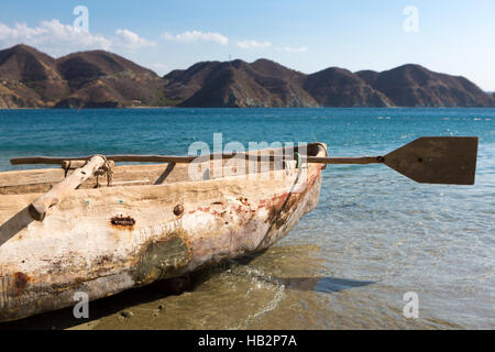 Vieux bateau de pêche en bois debout sur la plage de Taganga. Colombie 2014. Banque D'Images