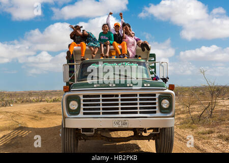 PUNTA GALLINAS, COLOMBIE, le 16 janvier : Wayuu Indiens voyageant colombien sur un camion et travailler dans une mine de sel de la Guajira Colombie 2014. Banque D'Images