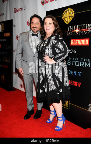 (L-R) Ben Falcone et Melissa McCarthy assiste à la Warner Bros Pictures" ?La grande image ?, une présentation mettant en avant l'été 2014 et au-delà au cours de la convention CinemaCon, officiel de l'Association nationale des propriétaires de théâtre, au Colosseum du Caesars Palace le 27 mars 2014 à Las Vegas, Nevada. Banque D'Images