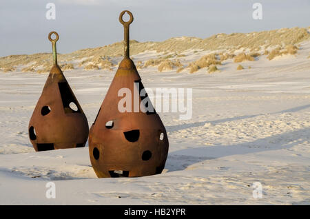 Vieux fers rouillés sur la plage Banque D'Images