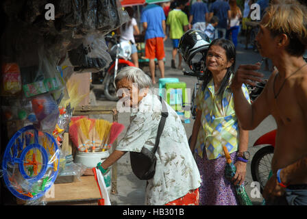 Vieille Femme au marché situé au centre-ville de Cebu City près de la Centre Ayala, Cebu, Philippines. Banque D'Images