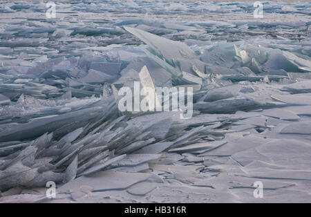 Baikal transparent hummocks de glace au coucher du soleil dans le brouillard. Banque D'Images