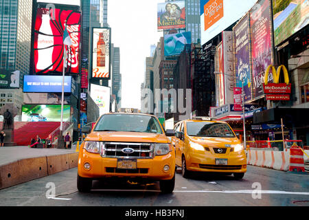 Les taxis jaunes à Times square le matin Banque D'Images