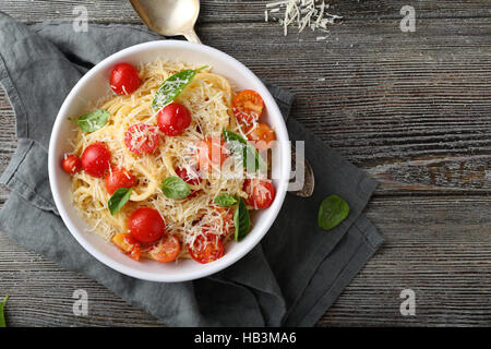 Spaghetti à la tomate et fromage sur du bois, de la nourriture au-dessus Banque D'Images