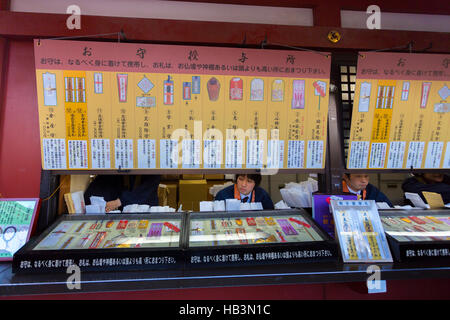 TOKYO, JAPON - 3 janvier : les travailleurs japonais au temple Asakusa de vente de divers produits religieux. À Tokyo, il est très populaire pour visiter le temple Banque D'Images