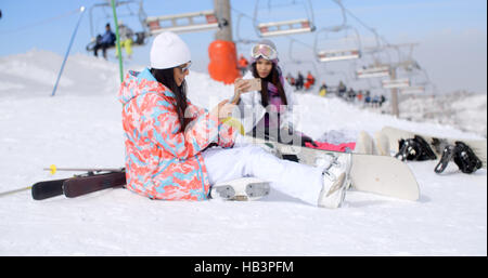 Deux snowboarders féminins attrayants Banque D'Images