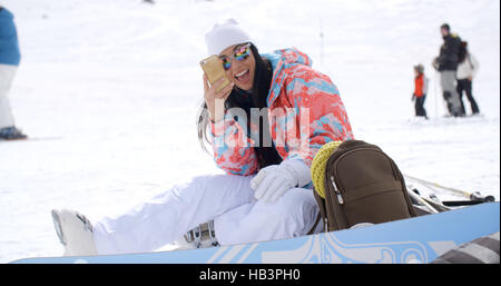 Happy young woman posing selfies pour un dans la neige Banque D'Images