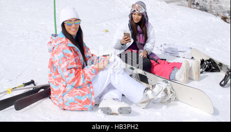 Deux jolies snowboarders relaxing Banque D'Images