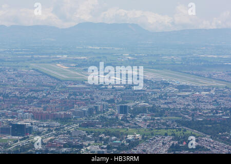 Vue aérienne de l'aéroport El Dorado et Bogota, Colombie Banque D'Images