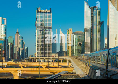 Métro de Dubaï en une journée d'été à Dubaï Banque D'Images