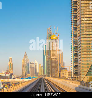 Métro de Dubaï en une journée d'été à Dubaï Banque D'Images