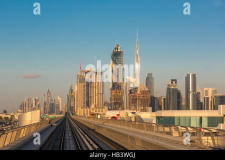 Métro de Dubaï en une journée d'été à Dubaï Banque D'Images