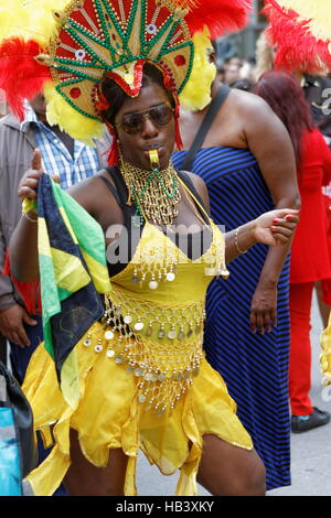 Costumes colorés sont un must pour participer à la parade Carifiesta à Montréal Banque D'Images