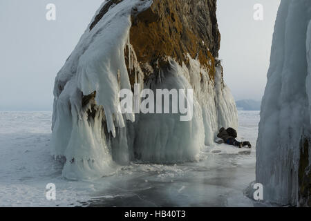 Beaux glaçons sur les rochers. Banque D'Images