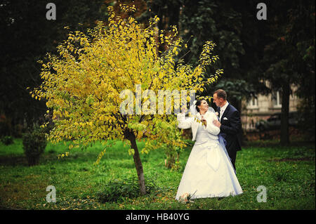 Wedding couple contexte le jour d'automne Banque D'Images