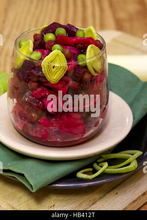 Salade de vinaigrette dans un vase de verre. Banque D'Images