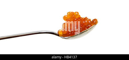 Cuillère de caviar rouge isolé sur blanc. Banque D'Images