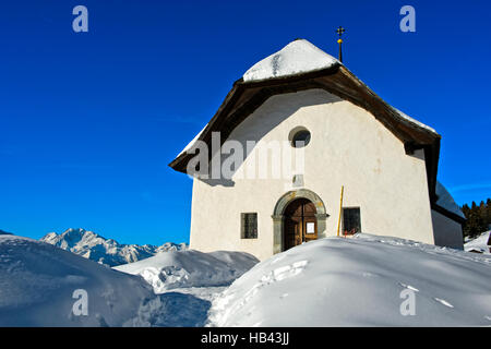 Des tas de neige à la chapelle Kapelle Maria zum Schnee, Bettmeralp, Valais, Suisse Banque D'Images