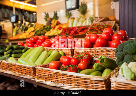 Greengrocery avec fruits et légumes frais. Banque D'Images