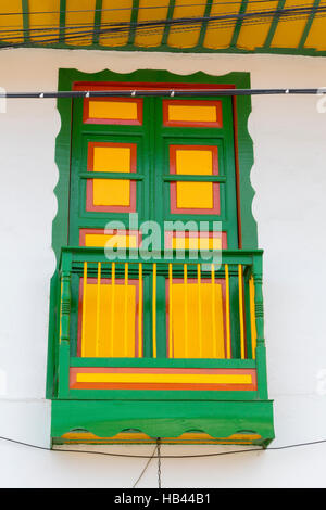 Jaune et vert de la fenêtre en bois d'une maison coloniale/dans le Salento, Colombie Banque D'Images