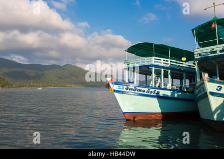 Bateaux ancrés à l'embarcadère de Bang Bao village. Koh Chang island Banque D'Images