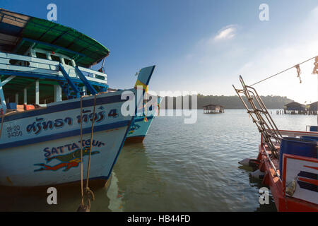 Bateaux ancrés à l'embarcadère de Bang Bao village. Koh Chang island Banque D'Images