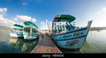 Bateaux ancrés à l'embarcadère de Bang Bao village. Koh Chang island Banque D'Images