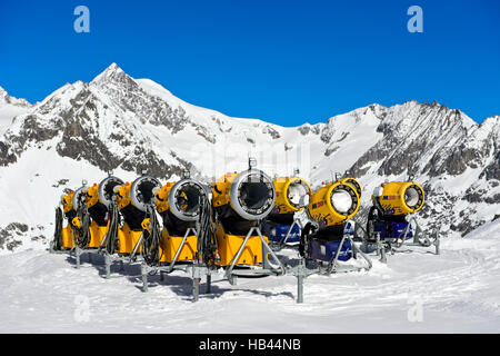 Batterie de canons à neige TechnoAlpin dans le domaine skiable Aletscharena, Bettmeralp, Valais, Suisse Banque D'Images