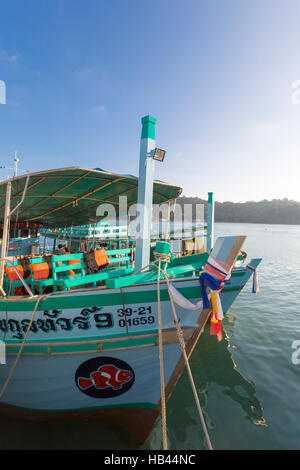 Bateaux ancrés à l'embarcadère de Bang Bao village. Koh Chang island Banque D'Images