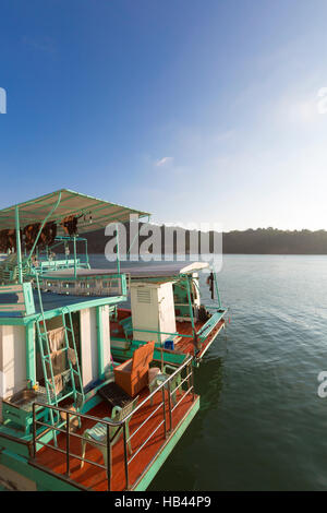 Bateaux ancrés à l'embarcadère de Bang Bao village. Koh Chang island Banque D'Images