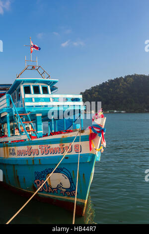 Bateaux ancrés à l'embarcadère de Bang Bao village. Koh Chang island Banque D'Images