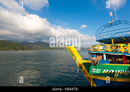 Bateaux ancrés à l'embarcadère de Bang Bao village. Koh Chang island Banque D'Images