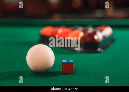 Ball et la craie sur la table de billard. Banque D'Images