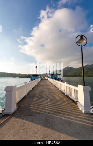 Bateaux ancrés à l'embarcadère de Bang Bao village. Koh Chang island Banque D'Images