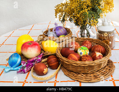 Les oeufs de Pâques, des fruits Banque D'Images