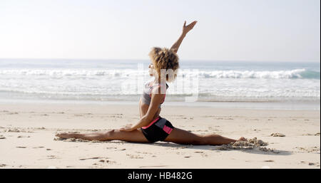 Femme de la ficelle sur la plage Banque D'Images