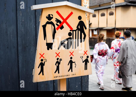 Un signe dans le quartier historique de Kyoto Gion expliquant aux visiteurs comment agir autour de la geisha et maiko. Banque D'Images
