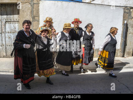 Les femmes en costume traditionnel sur la voie d'une fesatival à El Barco de Avila, Avila Province, Espagne. Banque D'Images