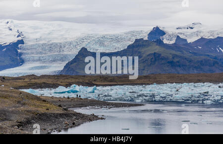 Le lagon glaciaire dans le sud de l'Islande avec des montagnes en arrière-plan Banque D'Images