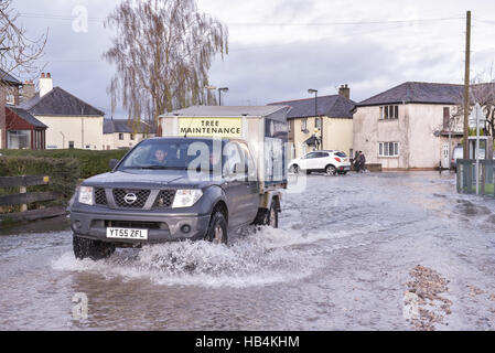 Véhicules à quatre roues motrices ont été le seul moyen de lutte à travers l'eau d'inondation lorsque la pluie s'est arrêtée après 36 heures de Kendal Cumbria, le 6 décembre 2015. Banque D'Images