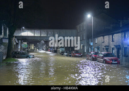 Une route inondée dans Kendal Cumbria, dans les premières heures du 6 décembre 2015 après 36 heures de pluies torrentielles. Banque D'Images