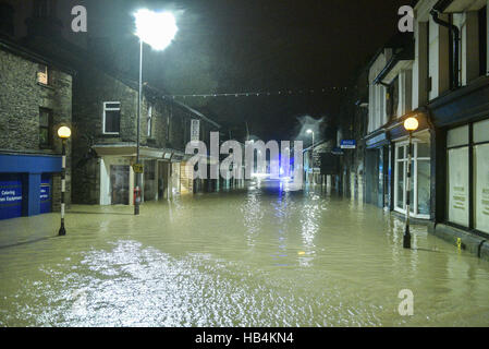 Une route inondée dans Kendal Cumbria, dans les premières heures du 6 décembre 2015 après 36 heures de pluies torrentielles. Banque D'Images